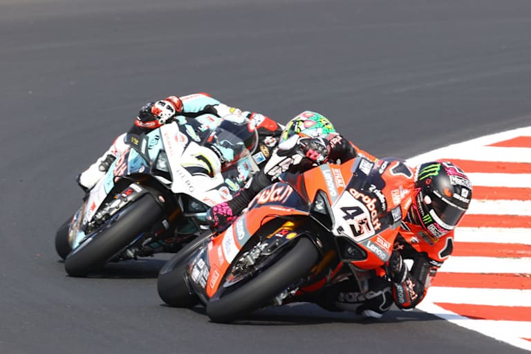 Bei Go Eleven kam Davies nur selten mit Redding mit