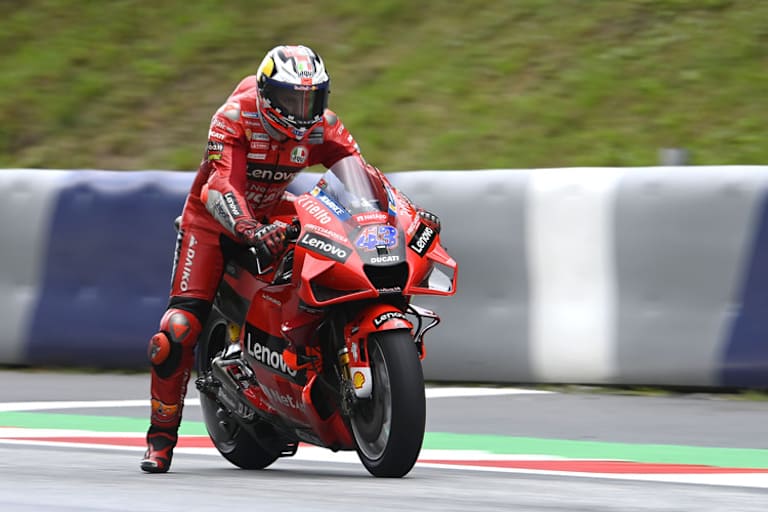 Am Ende von FP2 liess er Slicks auf seiner Ducati montieren