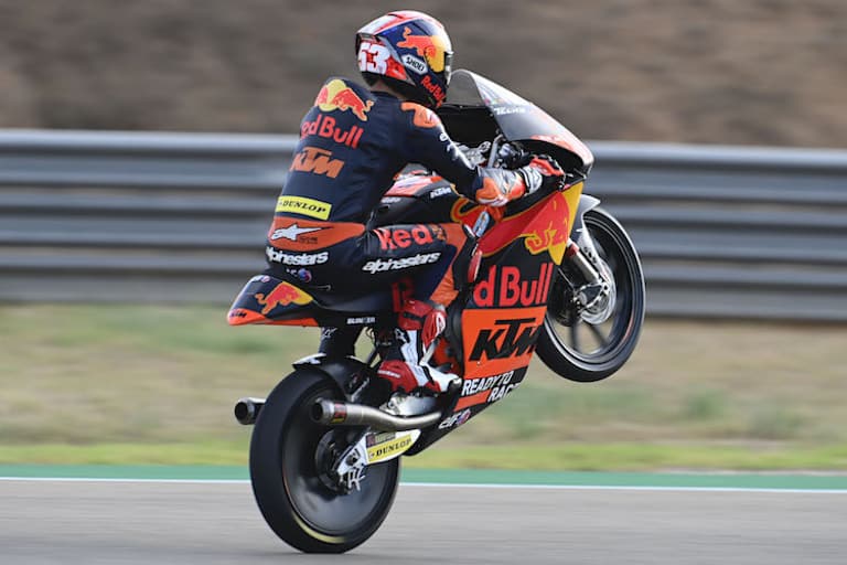 Deniz Öncü feiert seinen zweiten Platz mit einem Wheelie