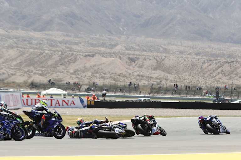 ...bereits in Kurve 1 nahm ihn Manuel Gonzalez aus dem Rennen