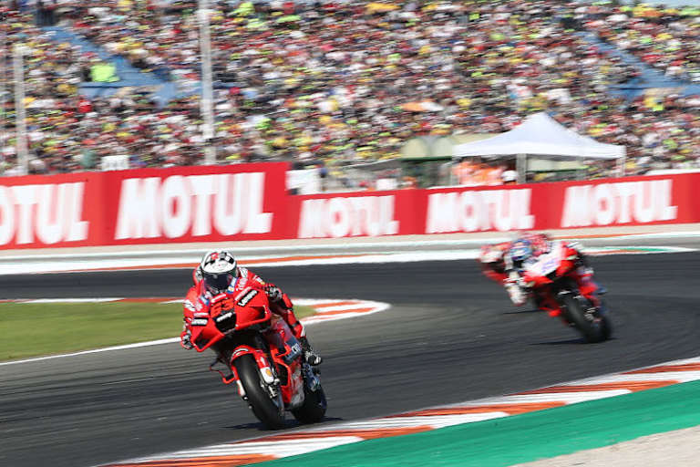 Mit 46-Helm zum Sieg: Pecco Bagnaia