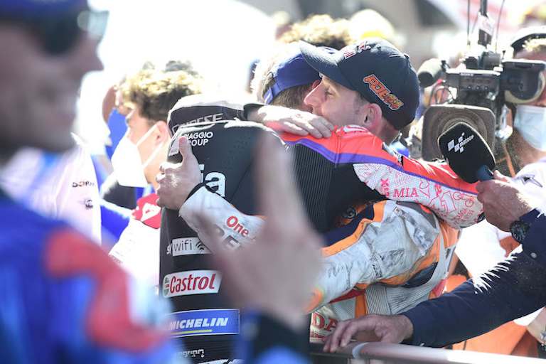 Pol Espargaró gratuliert Bruder Aleix zum Sieg