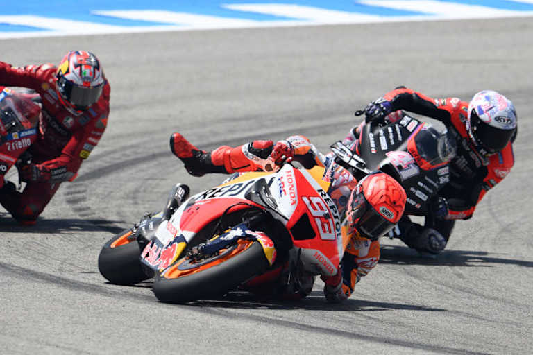 Marc Márquez lag vor Jack Miller und Aleix Espargaró schon fast auf dem Asphalt