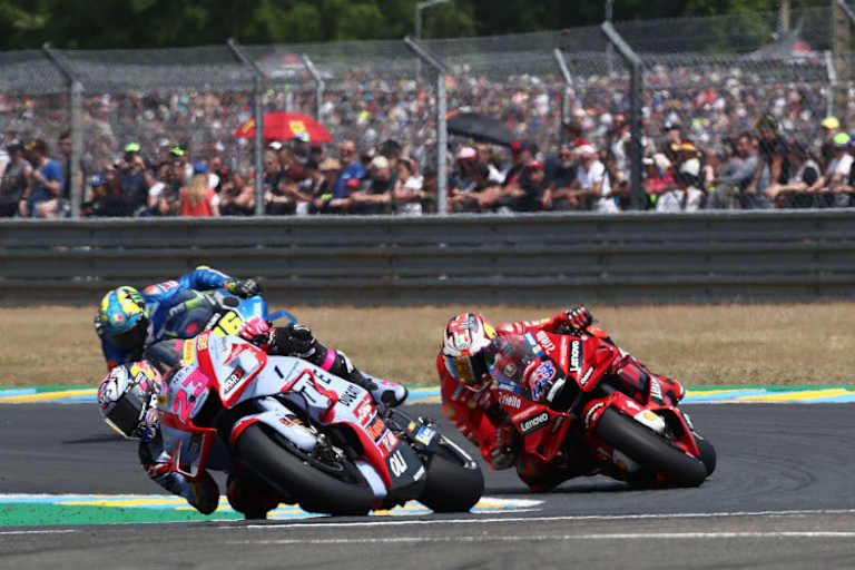 Enea Bastianini vor Jack Miller und Joan Mir