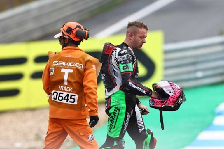 Seinen Helm konnte Lucas Mahias nach dem Sturz noch mit der rechten Hand tragen