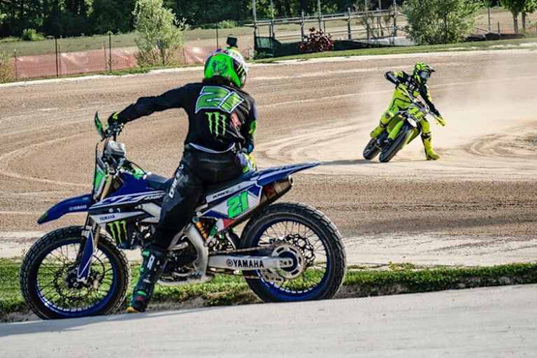 Auf der Ranch: Morbidelli beobachtet, während Hausherr Rossi seine Runden dreht