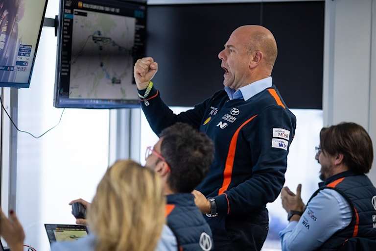   Teamchef Andrea Adamo freit sich über Spanien-Sieg