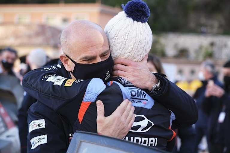 Andreas Adamo umarmt Thierry Neuville