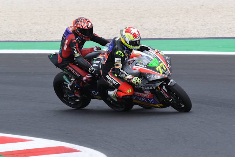 Misano, MotoE-Rennen: Aegerter rauschte viel zu schnell in die Kurve 14 und kollidierte mit Leader Torres