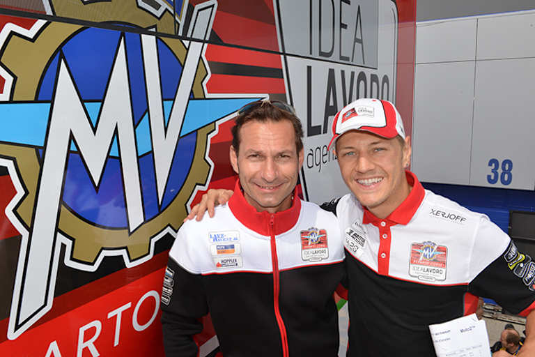 2019 bei MV Agusta: Domi Aegerter mit Manager Oliver Imfeld