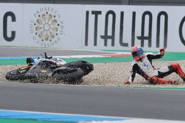 In der letzten Schikane verspielt Tom Sykes den möglichen sechsten Platz