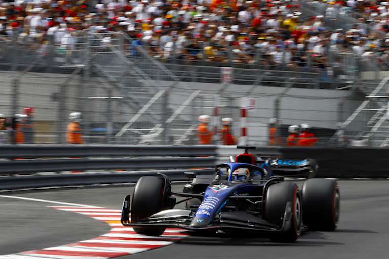 Alex Albon landete in der Streckenbegrenzung