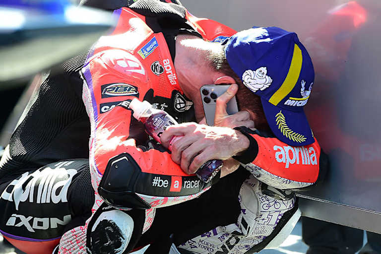 Aleix Espargaró von Emotionen überwältigt: Telefon mit Frau und Kindern