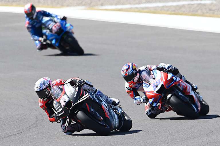 Im Finish: Aleix Espargaró vor Jorge Martin und Rins