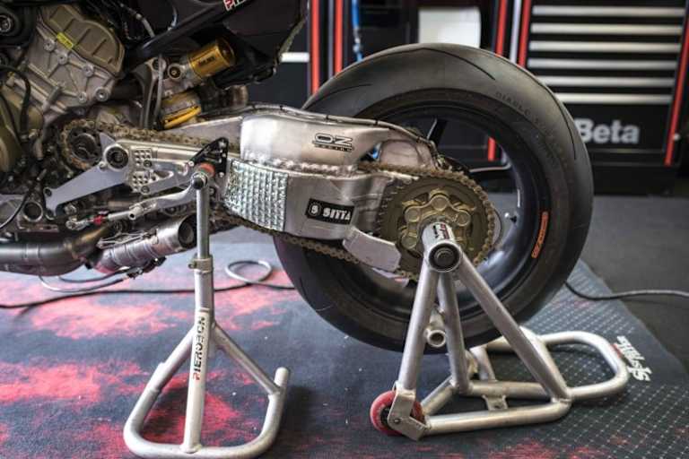 Die Original-Schwinge wurde massiv verstärkt