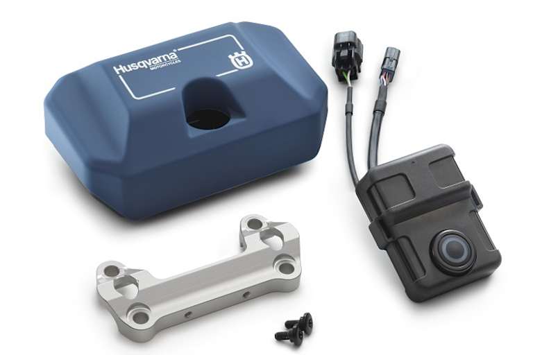 Die Connectivity-Unit ist in einem Halter untergebracht und an der Verschraubung der Lenkerböcke befestigt