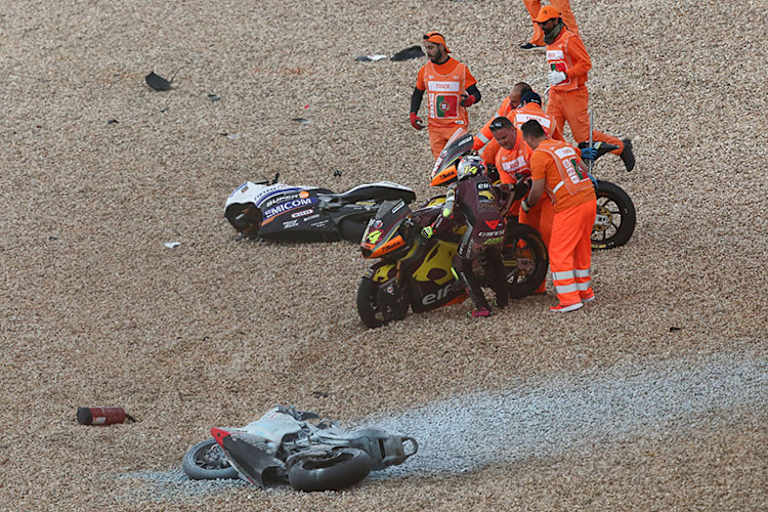 Ein Ort der Verwüstung: Tony Arbolino will weiterfahren; das Bike von Canet ist übel demoliert 