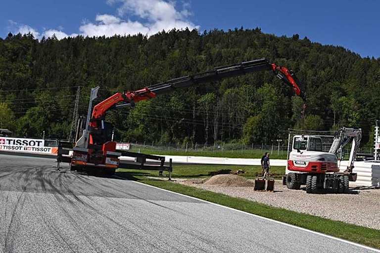 Ein Kran stellt Betonteile rechts von der Strecke unterhalb von Turn 3 ab 