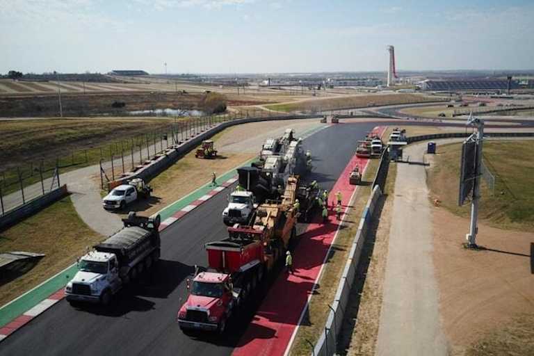 Die Strecke wird gegen weiteres Absacken geschützt, frischer Belag wird gelegt