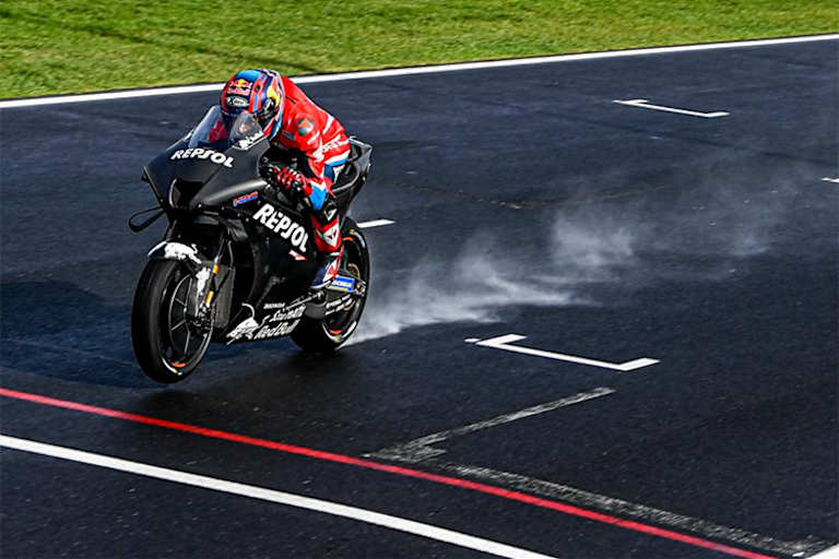 Erste Runden im Nassen: Stefan Bradl auf der MotoGP-Honda für 2022