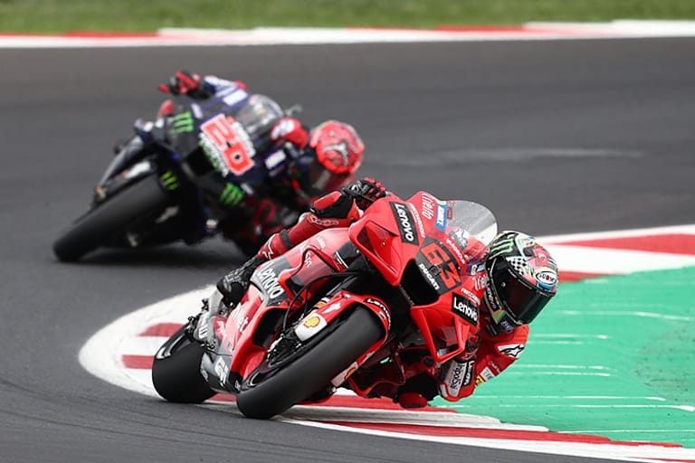 Spannendes Finish in Misano: Bagnaia (63) vor Quartararo