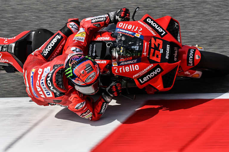 Bagnaia: Voller Körpereinsatz auf der Ducati Desmosedici GP21