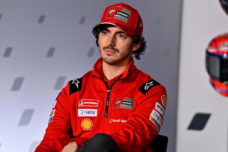 Pecco Bagnaia sieht die Kamera kritisch