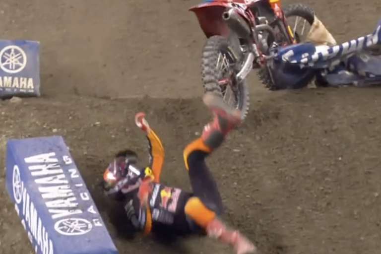 Justin Barcia stürzt, nachdem er auf der Streckenbegrenzung gelandet ist