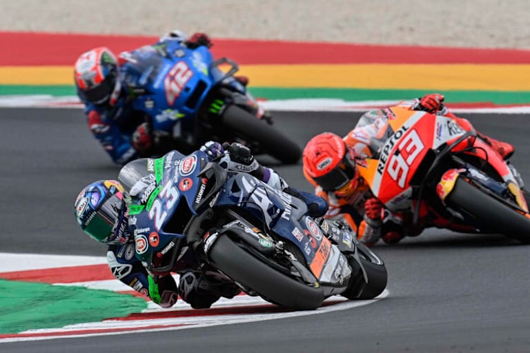 Den MotoGP-Rookie auf der Ducati vor ihm nahm Marc Márquez genauer unter die Lupe