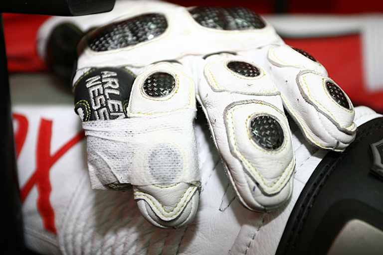 2007 in Valencia fuhr Troy Bayliss mit diesen Handschuhen