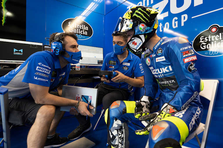 Joan Mir mit seinen Technikern