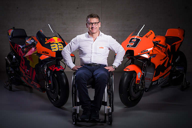 Pit Beirer mit den KTM-RC16-Bikes von Binder (33) und Petrucci
