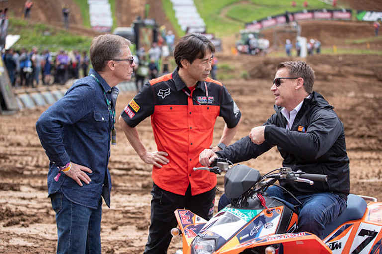 Gipfeltreffen der Manager beim Cross-WM-Lauf in Maggiora: Jarvis (Yamaha), Kuwata und Beirer (KTM)