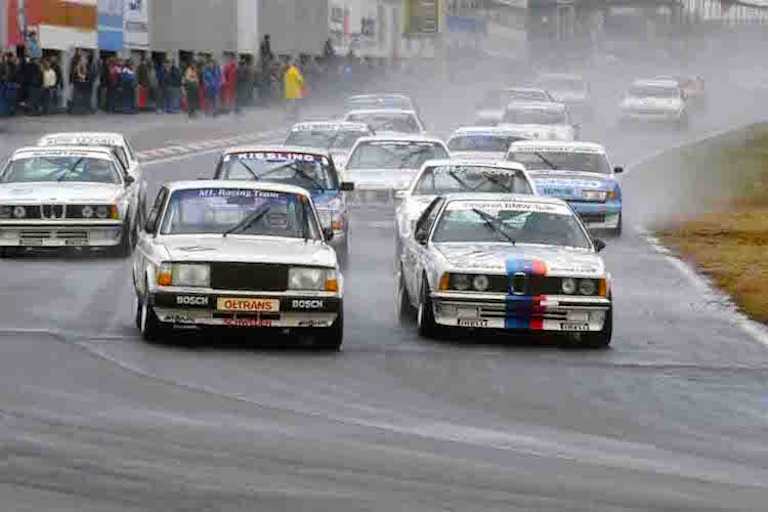 Gerhard Berger 1985 im BMW (rechts, mit Nummer 11)