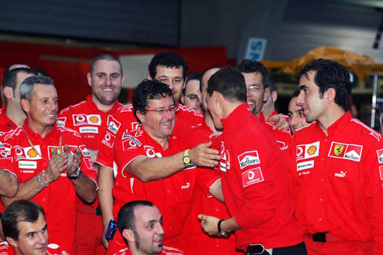 China 2006: Schumi bedankt sich bei seiner Truppe, links mit grauem Haar Claudio Bersini