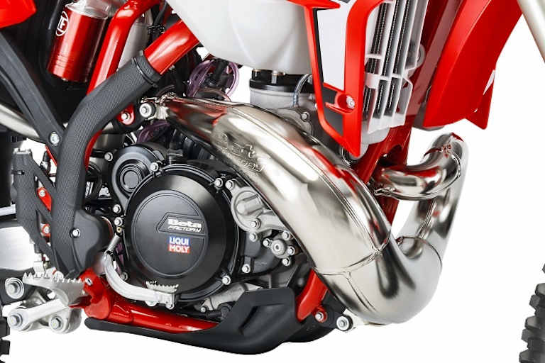 Äusserlich fast unverändert präsentiert sich der neu ausgelegte 300er Zweitaktmotor