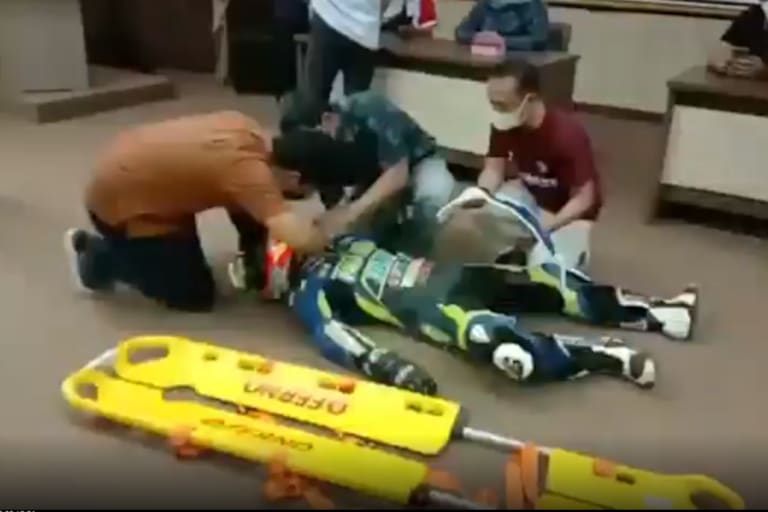 Das abnehmen eines Helms muss geübt werden