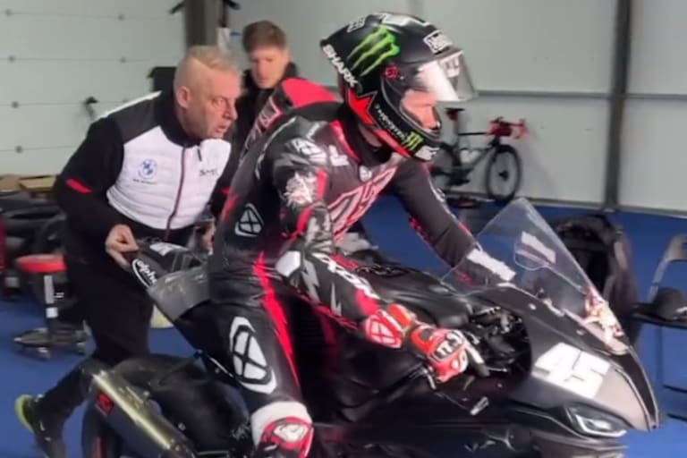 Scott Redding testet mit seinem Trainingsmotorrad	