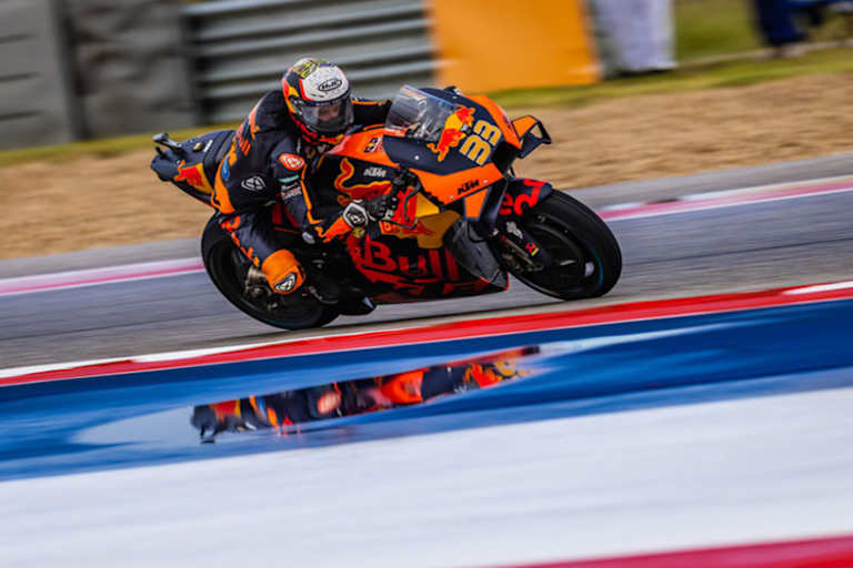 Brad Binder im FP1: Pfütze neben der Piste