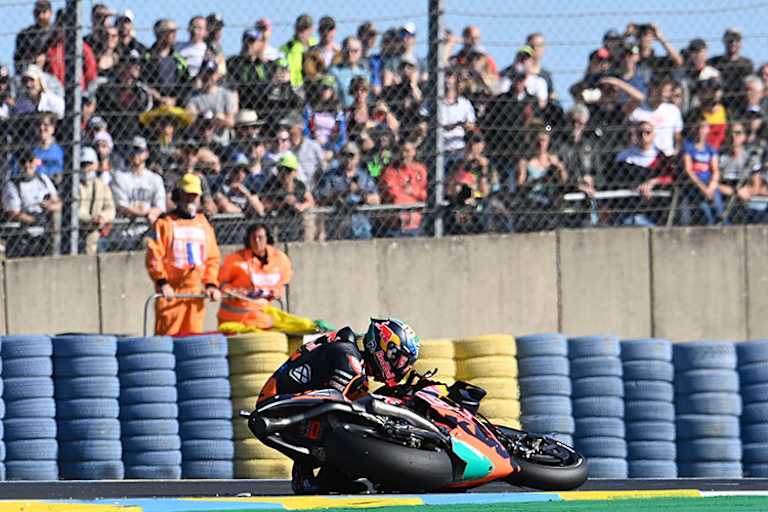 Brad Binder: Unverletzt, nach dem Crash ging es gleich weiter zur Box