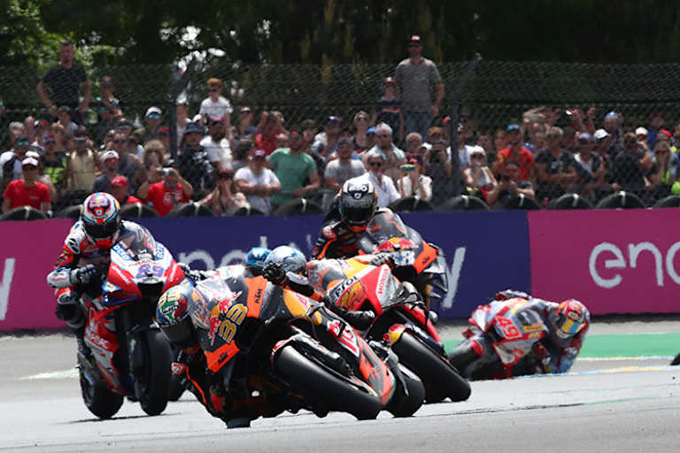 Viele Verfolger: Brad Binder (33) vor Pol Espargaró, Alex Márquez, Martin, Oliveira und Di Giannantonio (49)