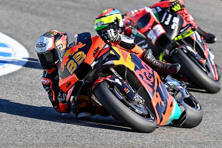 Brad Binder in Jerez vor Lorenzo Savadori (Aprilia)
