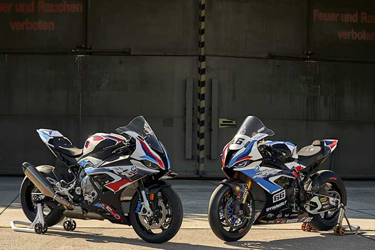 Die neue BMW M1000RR (li.) und das 2020er-Superbike