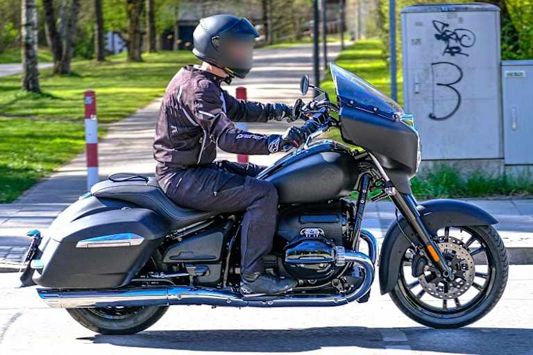 Mit der R18 B nimmt BMW den angesagten Bagger-Stil auf, den man in diesem Zusammenhang als sportlich bezeichnen könnte