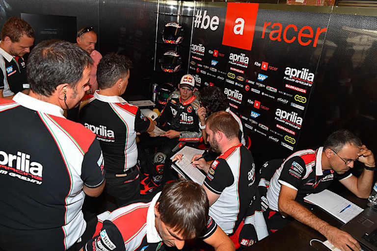 Stefan Bradl beim Aprilia-Debüt in Indy 2015: Fausto Gresini hört aufmerksam zu