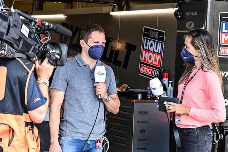 Stefan Bradl beim Portugal-TV mit Andrea Schlager von ServusTV