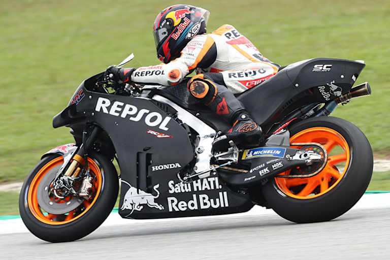 Deutlich zu sehen: Die Nr. 44 von Pol Espargaró auf dem Dainese-Stiefel