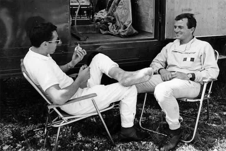 Gerhard Mitter mit Gipsfuss und Rivale Scarfiotti am Rossfeld