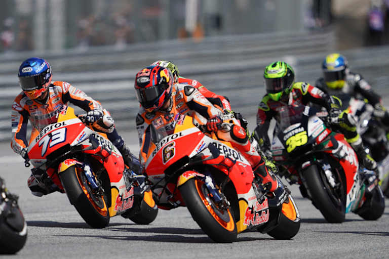 Die Honda-Piloten Alex Márquez, Stefan Bradl und Cal Crutchlow im MotoGP-Pulk