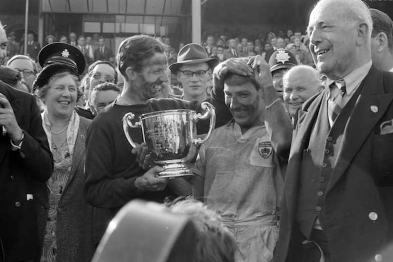 Tony Brooks und Stirling Moss nach dem britischen Grand Prix 1957